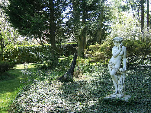 Statue-dans-le-jardin-almateon