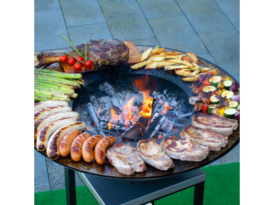 Barbecue et plancha FYRO en INOX coloris noir avec stockage des bûches par dessous Feu du jardin