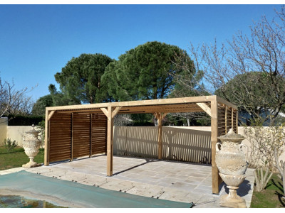 Pergola Thermauvent en bois thermo chauffé avec ventelles mobiles sur le toit et deux parois