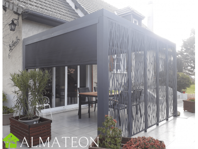 Pergola bioclimatique de 10,80 m2 en ALUMINIUM avec panneaux moucharabieh pour coté de 3,60 m et rideau manuel pour côté 
